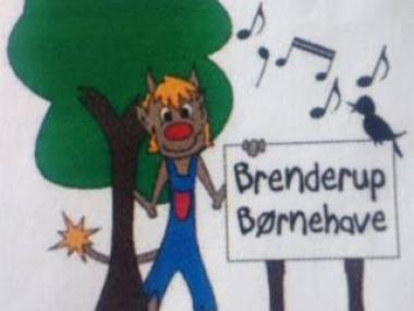 Logo: Et træ, en trold, en fugl der synger og et skilt med Brenderup Børnehus skrevet på.